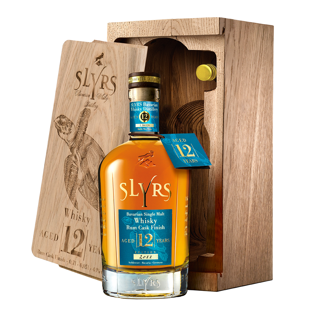 SLYRS Bavarian Single Malt Whisky 12 Jahre, 43% vol., 0,7l + 0,05l im Eichenblock - LIMITIERT